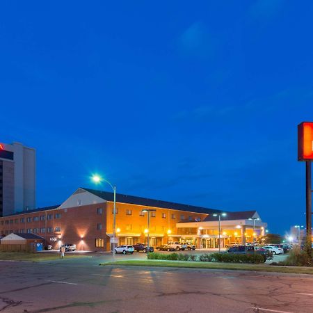 Ramada By Wyndham Topeka Downtown Hotel & Convention Center Eksteriør billede