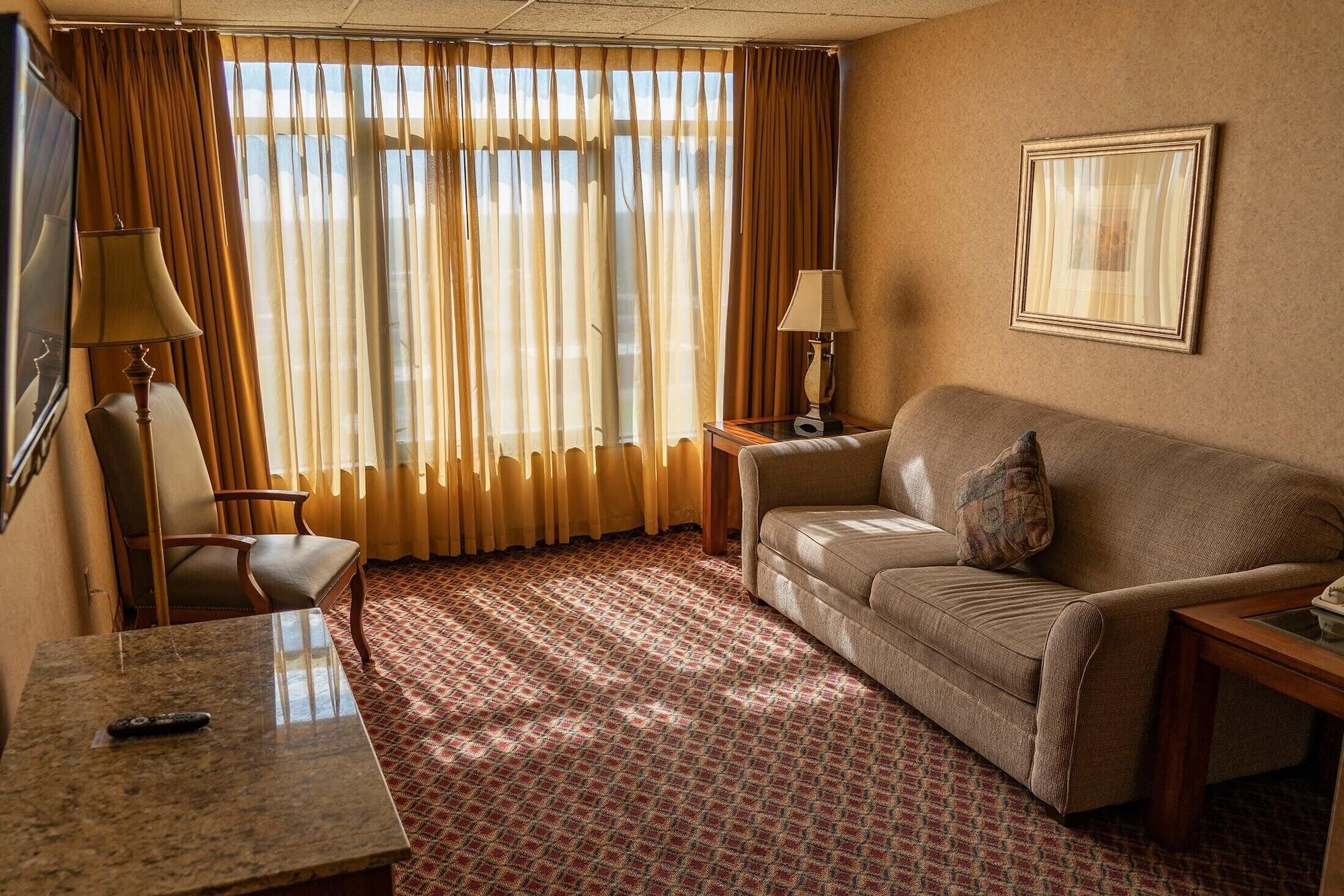 Ramada By Wyndham Topeka Downtown Hotel & Convention Center Eksteriør billede