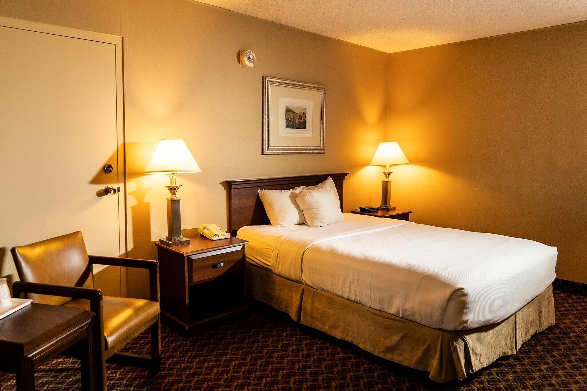 Ramada By Wyndham Topeka Downtown Hotel & Convention Center Eksteriør billede