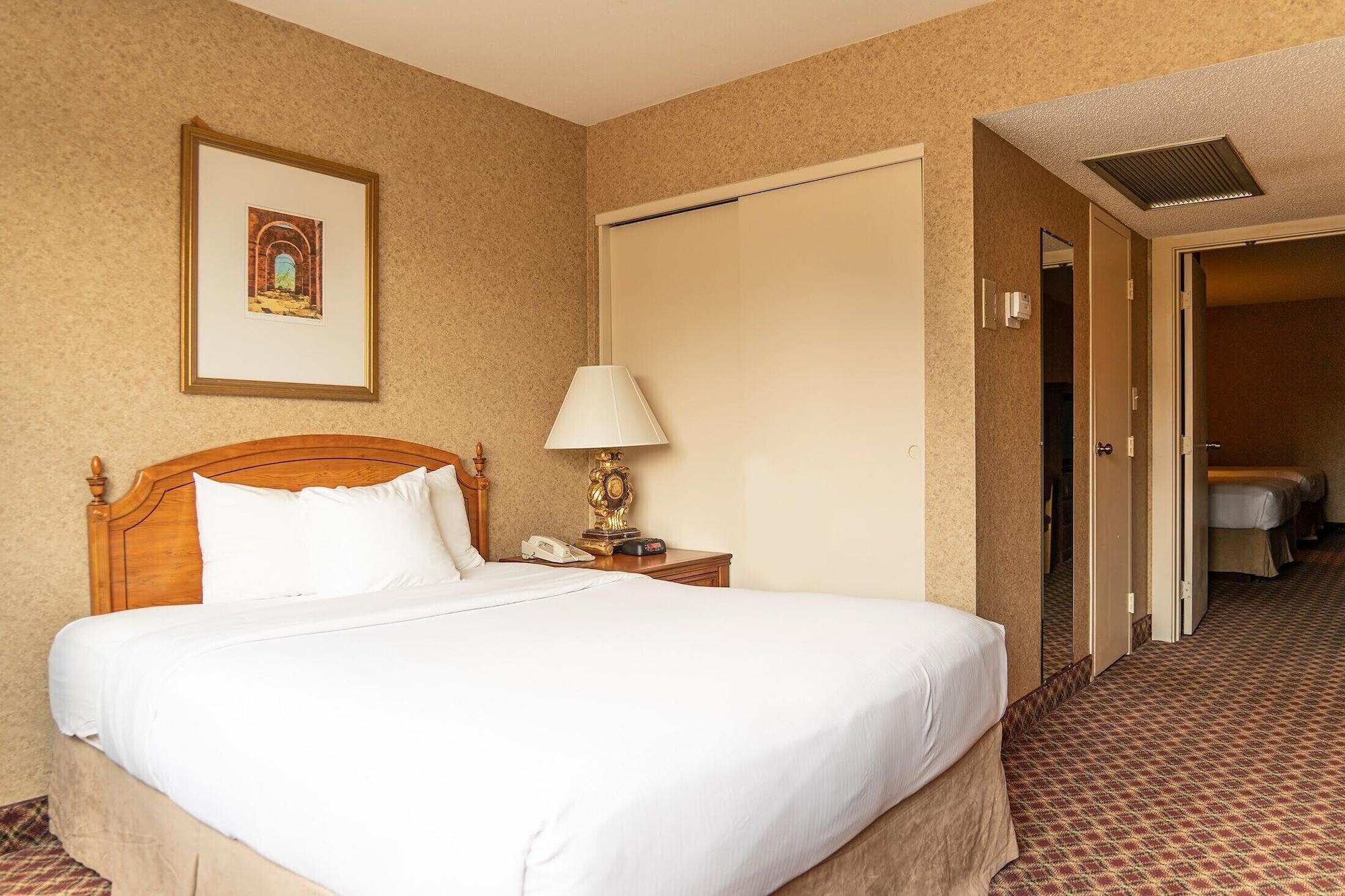 Ramada By Wyndham Topeka Downtown Hotel & Convention Center Eksteriør billede