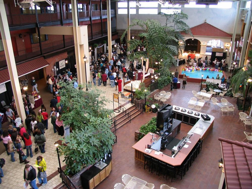 Ramada By Wyndham Topeka Downtown Hotel & Convention Center Eksteriør billede