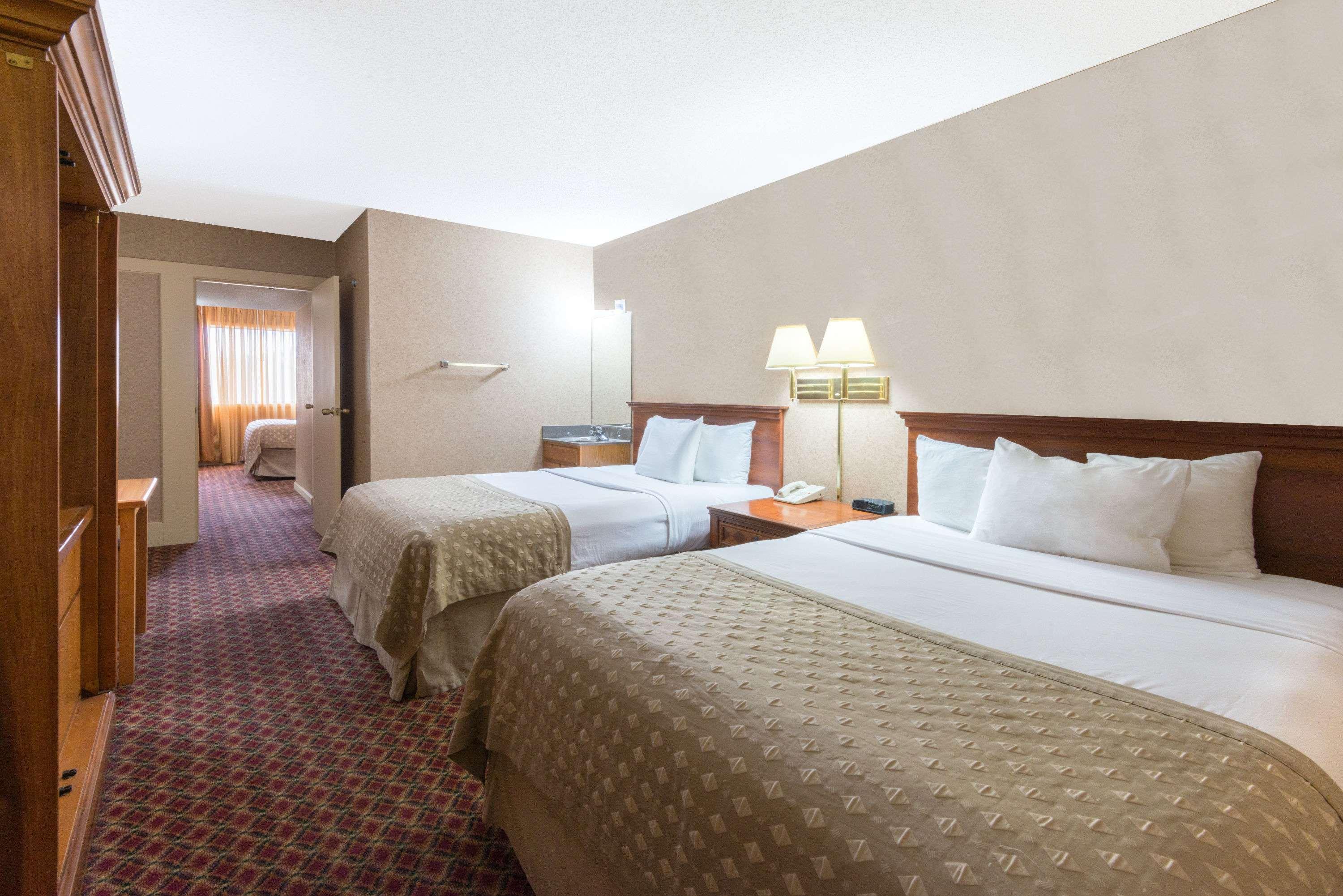Ramada By Wyndham Topeka Downtown Hotel & Convention Center Eksteriør billede