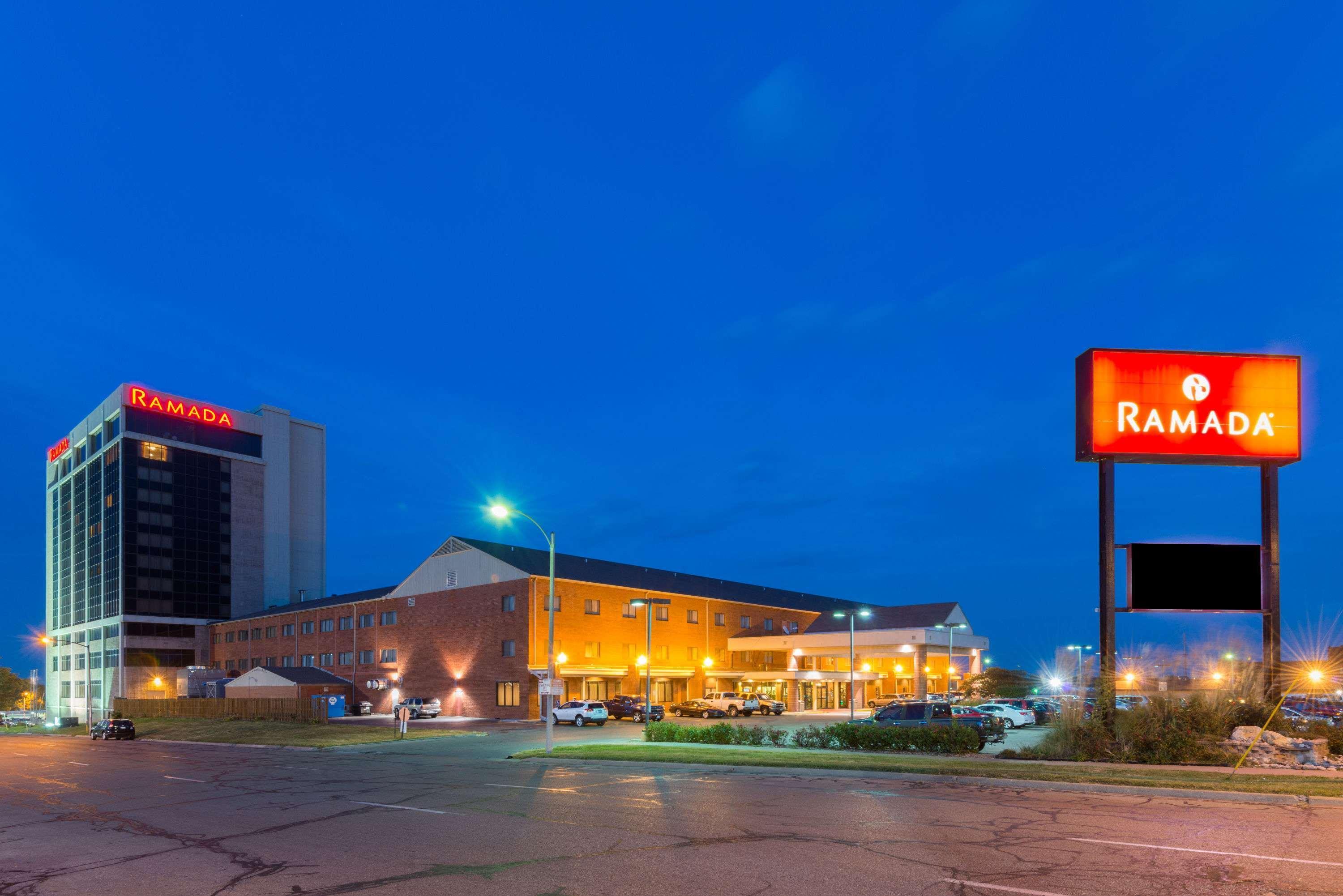 Ramada By Wyndham Topeka Downtown Hotel & Convention Center Eksteriør billede