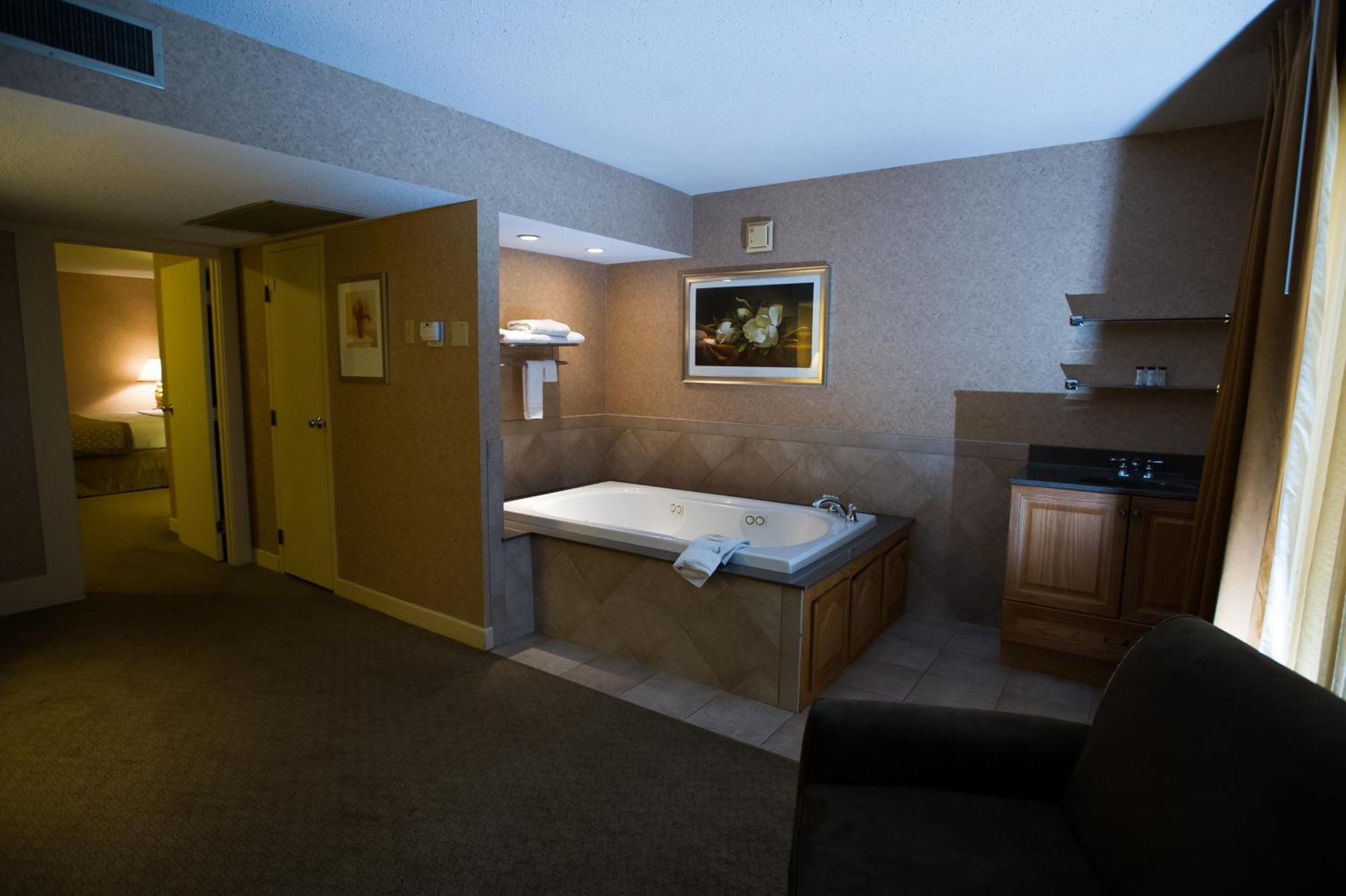 Ramada By Wyndham Topeka Downtown Hotel & Convention Center Værelse billede