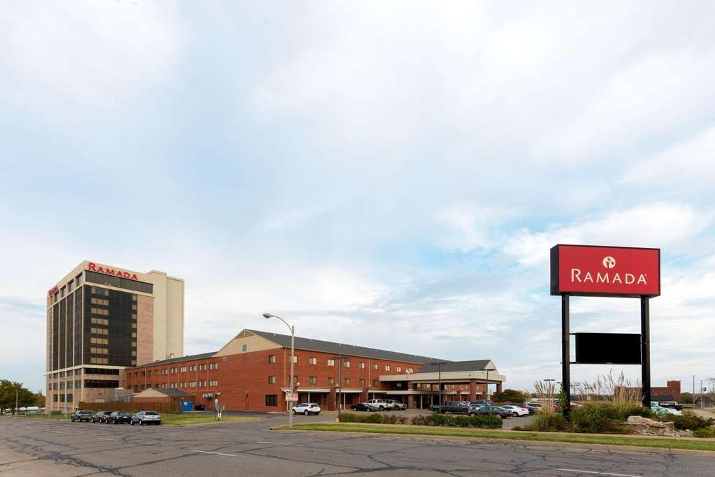 Ramada By Wyndham Topeka Downtown Hotel & Convention Center Eksteriør billede