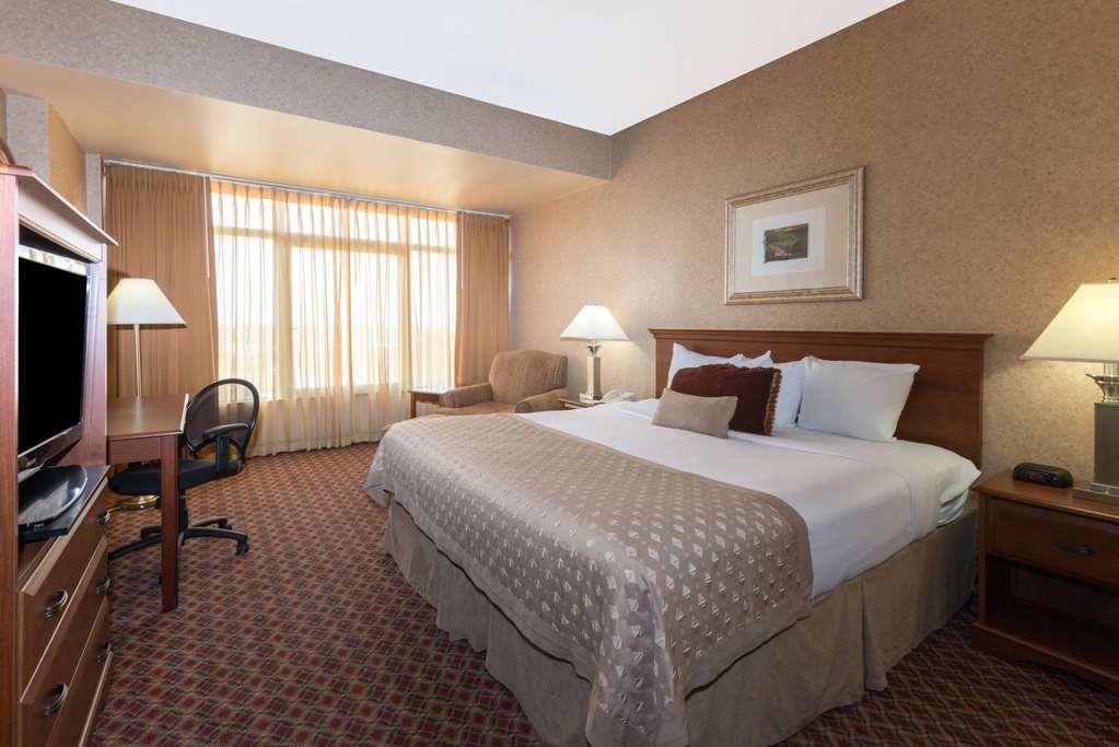Ramada By Wyndham Topeka Downtown Hotel & Convention Center Værelse billede