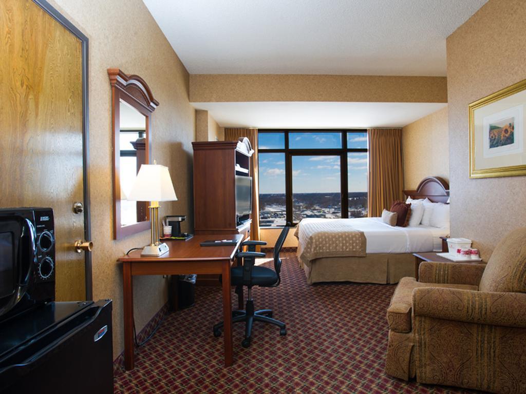 Ramada By Wyndham Topeka Downtown Hotel & Convention Center Eksteriør billede