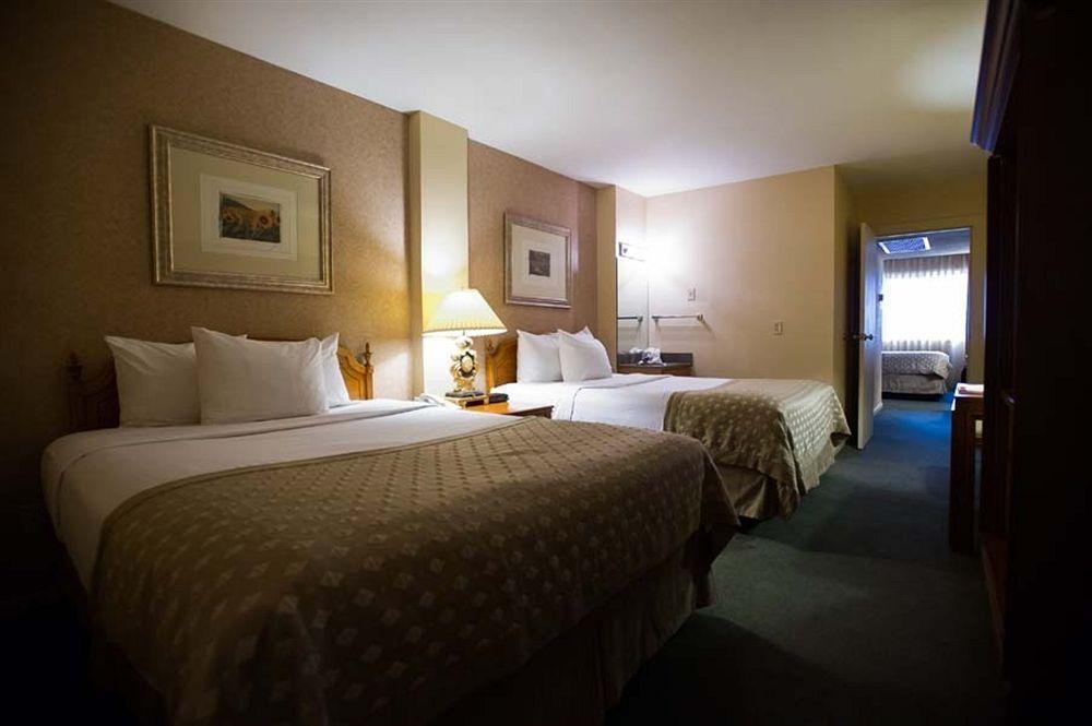 Ramada By Wyndham Topeka Downtown Hotel & Convention Center Eksteriør billede