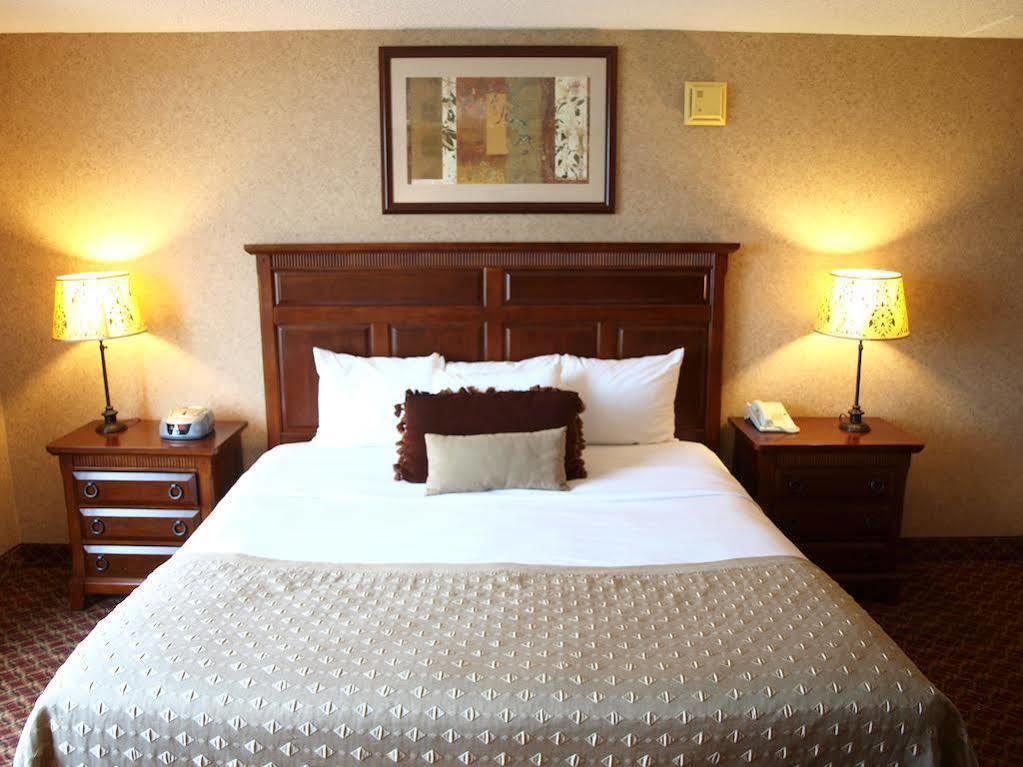 Ramada By Wyndham Topeka Downtown Hotel & Convention Center Eksteriør billede