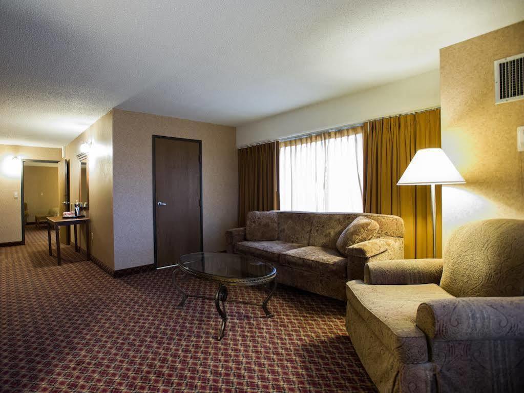 Ramada By Wyndham Topeka Downtown Hotel & Convention Center Eksteriør billede