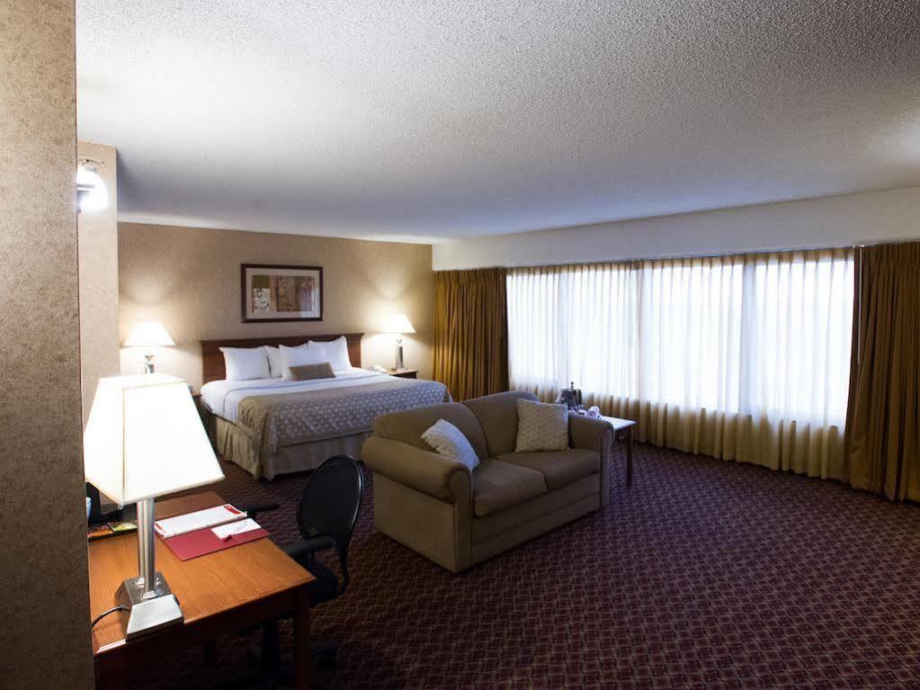Ramada By Wyndham Topeka Downtown Hotel & Convention Center Eksteriør billede