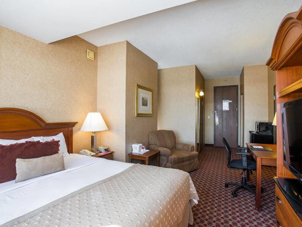 Ramada By Wyndham Topeka Downtown Hotel & Convention Center Eksteriør billede