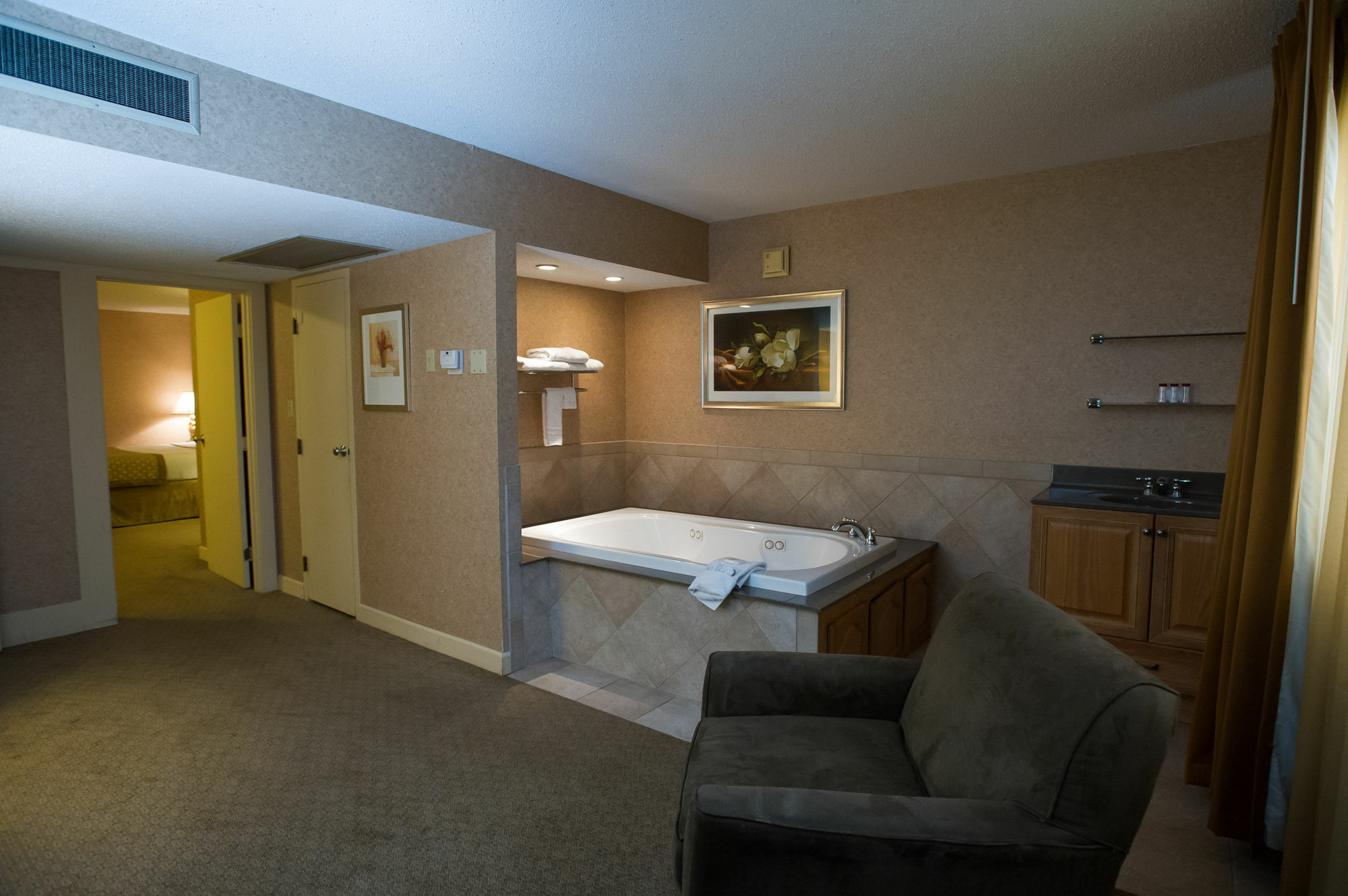 Ramada By Wyndham Topeka Downtown Hotel & Convention Center Eksteriør billede