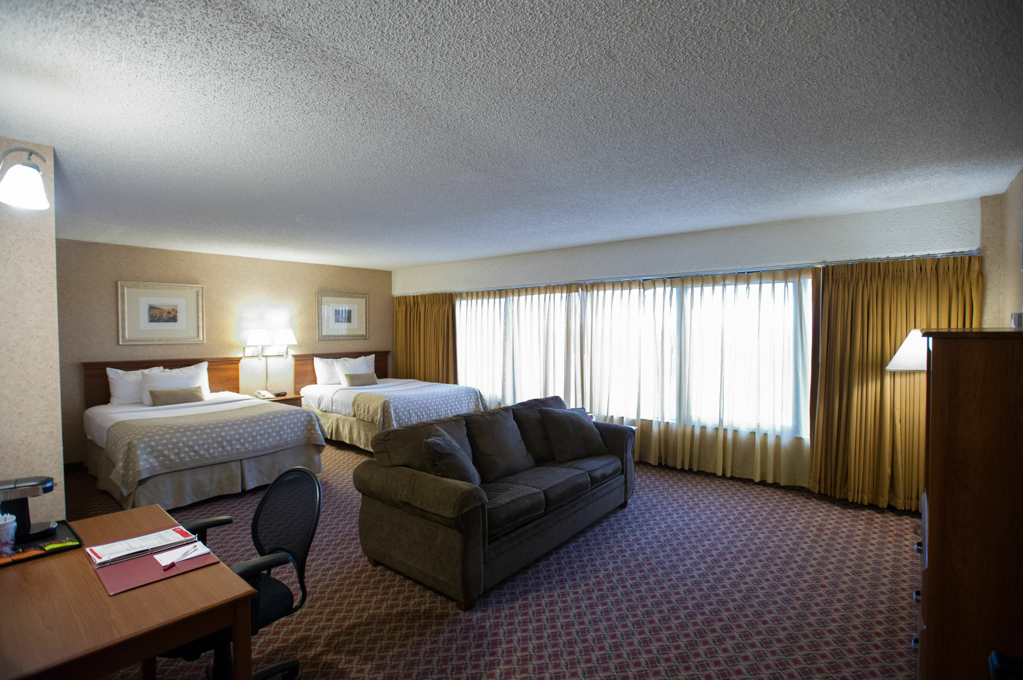 Ramada By Wyndham Topeka Downtown Hotel & Convention Center Eksteriør billede
